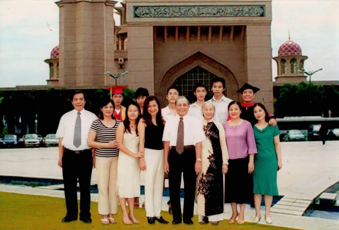 Gia đ&igrave;nh cụ Vũ Minh Ch&iacute;nh.