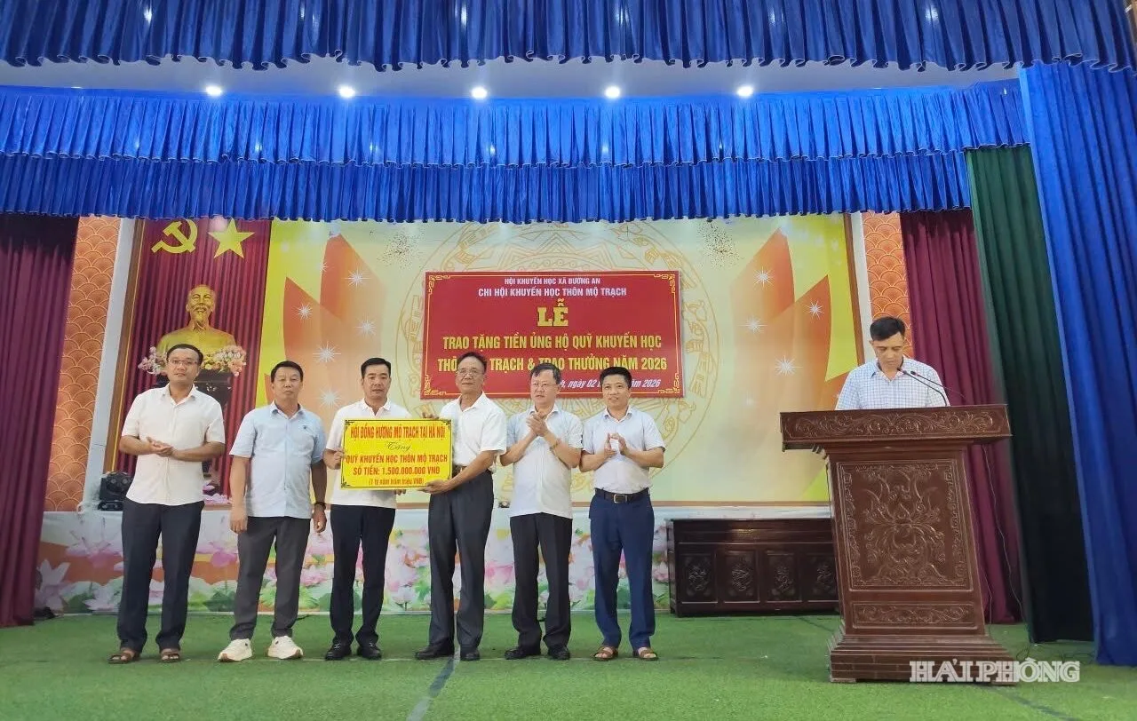 Hội Đồng hương Mộ Trạch tại H&agrave; Nội trao tặng 1,5 tỷ đồng cho Quỹ Khuyến học th&ocirc;n Mộ Trạch.
