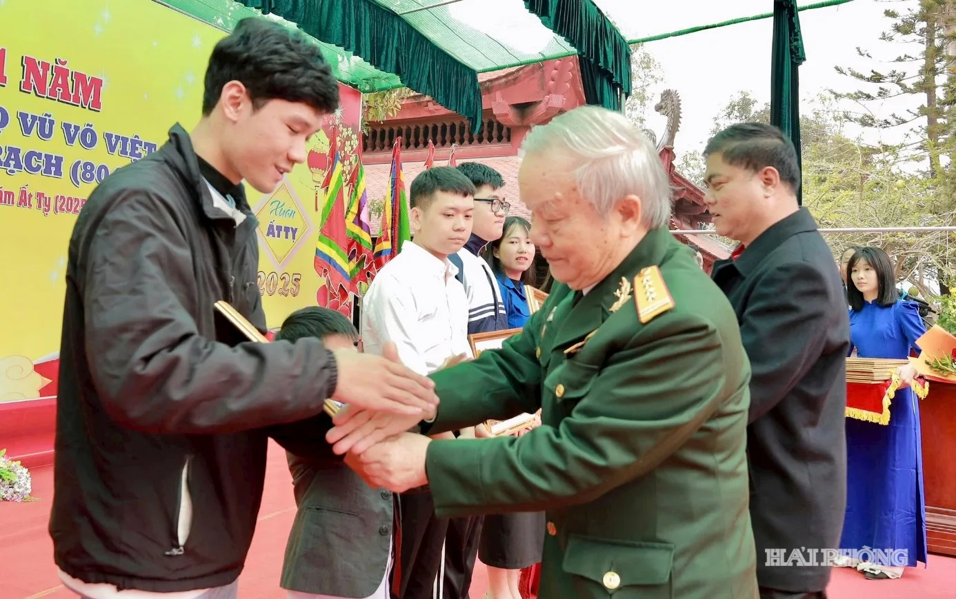 Hội đồng d&ograve;ng họ Vũ - V&otilde; Việt Nam vinh danh, khen thưởng học sinh, sinh vi&ecirc;n ti&ecirc;u biểu c&oacute; th&agrave;nh t&iacute;ch học tập xuất sắc tại Lễ hội truyền thống th&ocirc;n Mộ Trạch (ảnh tư liệu).