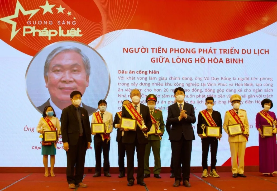 Doanh nhân Vũ Duy Bổng được vinh danh tại chương trình “Gương sáng Pháp luật” năm 2021.