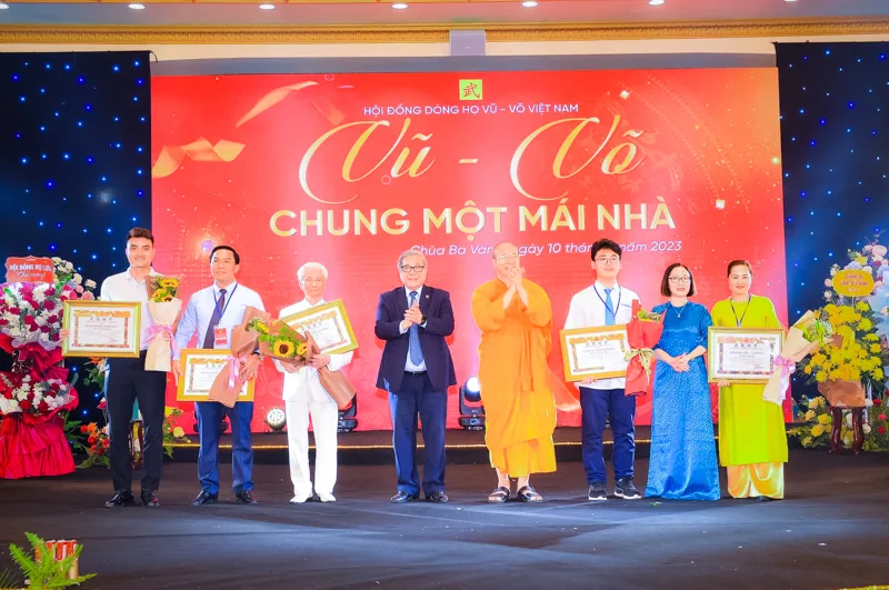 GS.TSKH.NGND. Vũ Minh Giang - Chủ tịch HĐDH Vũ - Võ Việt Nam và Thượng tọa Thích Trúc Thái Minh - Trụ trì chùa Ba Vàng tặng Bằng Vũ tộc tinh hoa cho các cá nhân.