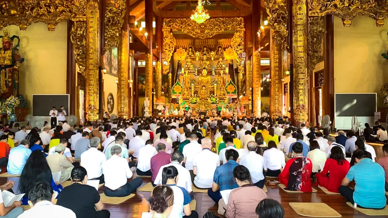 Đại biểu dòng họ Vũ - Võ dâng hương tam bảo.