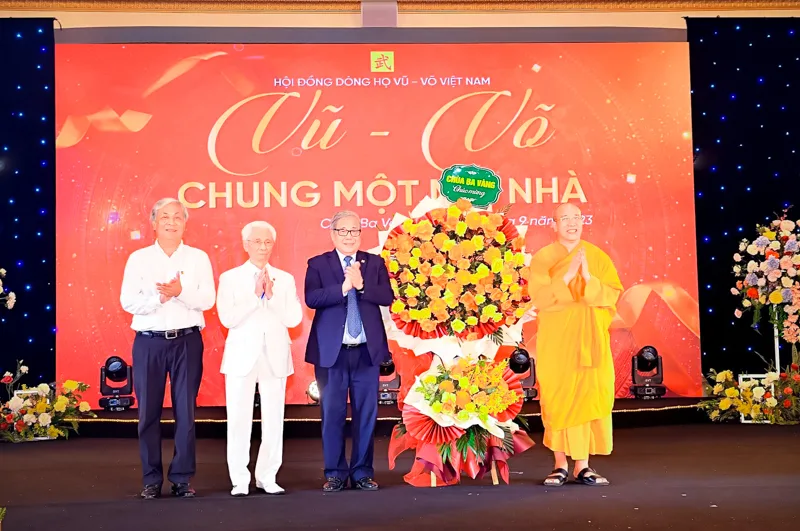 -Le Vénérable Thích Trúc Thái Minh, abbé de la pagode Ba Vàng, offre des fleurs de félicitations.