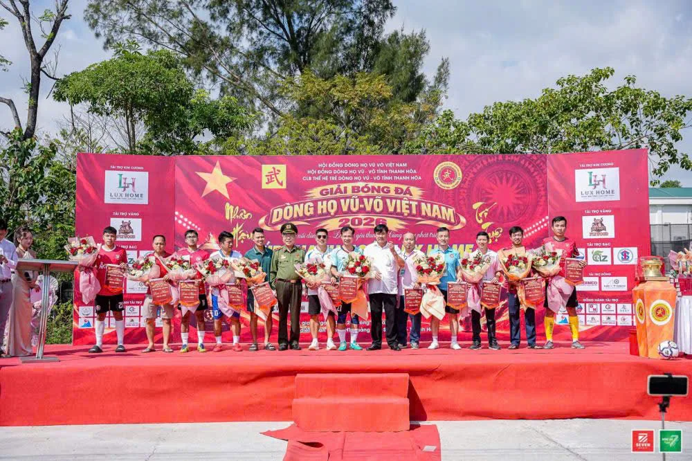 Ban Tổ chức tặng cờ lưu niệm v&agrave; hoa cho c&aacute;c đội b&oacute;ng tham dự giải.
