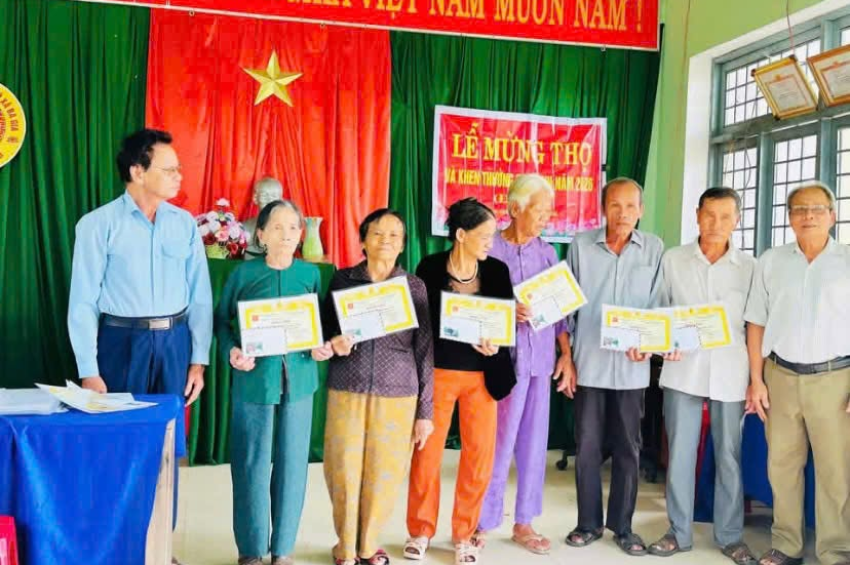 HỘI ĐỒNG DÒNG HỌ VŨ - VÕ XÃ BA GIA, TỈNH QUẢNG NGÃI TỔ CHỨC LỄ MỪNG THỌ NGƯỜI CAO TUỔI VÀ KHEN THƯỞNG HỌC SINH GIỎI, XUẤT SẮC